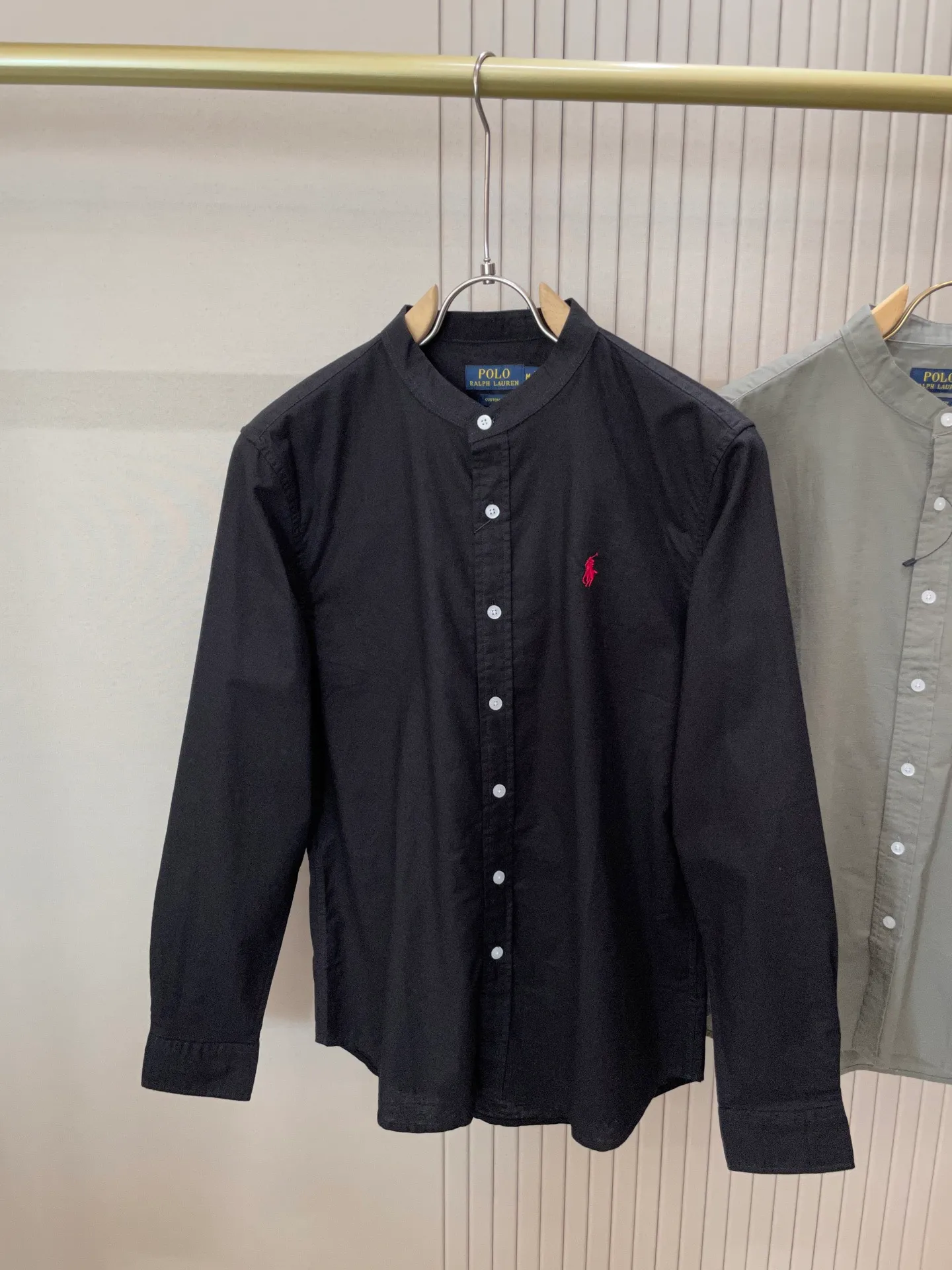 P220 🌸🌸🌸 POLO Ralph Lauren [High Quality] Classic shirt! The classic casual shirt made of pure cotton and linen has a unique design. It has a simple, clean and classic silhouette. It is a versatile style that can be switched at will. The fabric feels soft and delicate, highly breathable, and is close to the skin and comfortable to wear. It can be worn alone as an inner layer. Its versatile performance is beyond your imagination! The upper body of the ready-to-wear is simple and classic yet elegant! Size:M-XXL
